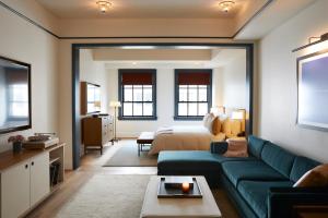 Shinola Hotel的休息区