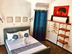 1 dormitorio con 1 cama con cortina azul en White Chocolate Hills Resort en Zamboanguita