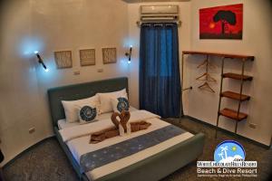 um quarto com uma cama com dois bichos de peluche em White Chocolate Hills Resort em Zamboanguita