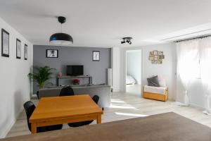 - un salon avec une table et un canapé dans l'établissement Apartamento turístico en Brunete, à Brunete