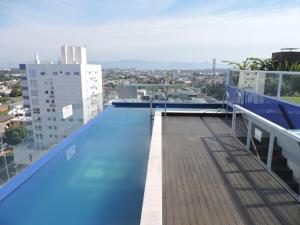 uma piscina no telhado de um prédio em Excelente Apto Terraço Verde C/Vista Mar Piscina 3 D em Capão da Canoa