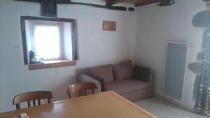 sala de estar con sofá y mesa en Location Insolite Dans Un Four A Pain, en Saint-Étienne-de-Carlat