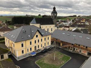 una vista aérea de una ciudad con una torre de reloj en Oberwirt, en Lambrechten