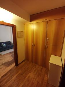 um quarto vazio com um armário e uma cama em Apartment Brinovec em Portorož