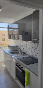 cocina con fregadero y encimera en Esthela home en Funchal