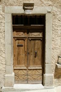 una gran puerta de madera en un edificio de piedra en Studio Hôtel, en Caunes-Minervois