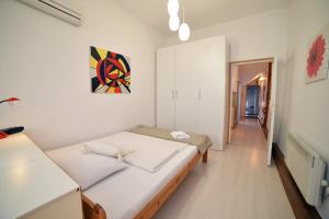 ein kleines Schlafzimmer mit 2 Betten und einem Flur in der Unterkunft Studio apartment White in Zagreb
