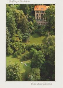 ヴェルバーニアにあるHotel Villa della Querciaの草の中に動物が生息する公園の写真
