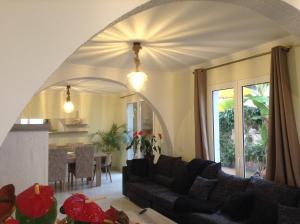 uma sala de estar com um sofá e uma mesa em Berço Funchal no Funchal