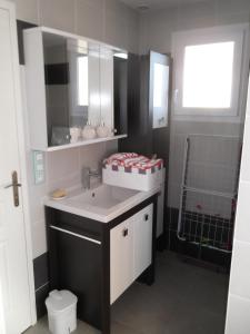 Un baño pequeño con lavabo y ventana. en Villa Lavande, en Yves