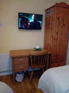 TV at/o entertainment center sa Corrib View Guesthouse h91rr72