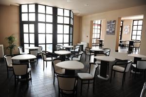 Reštaurácia alebo iné gastronomické zariadenie v ubytovaní Hotel Minaret&Étterem