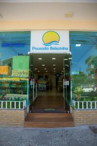 un front de magasin muni d'un panneau puchiger dans l'établissement Pousada Belezinha, à Arraial do Cabo
