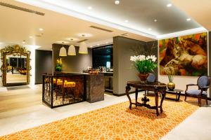 a living room with a fireplace and a table at Mercure Ariosto Lima in Lima