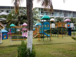 einen Spielplatz in einem Park mit farbenfrohem Spielplatz in der Unterkunft Resort Ancorar Porto de Galinhas Flat 1202 in Porto De Galinhas