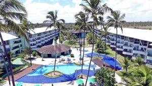 eine Luftaufnahme eines Pools in einem Resort in der Unterkunft Resort Ancorar Porto de Galinhas Flat 1202 in Porto De Galinhas