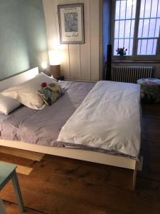 Postel nebo postele na pokoji v ubytování Good4Yew BnB