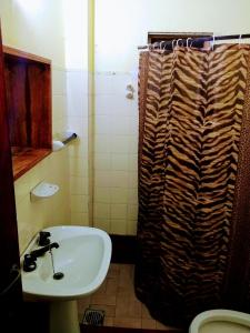 Un baño con lavabo y ducha en Megaró, en Santa Teresita