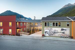 um grupo de edifícios com um mural no lado de uma rua em Westmark Inn Skagway em Skagway