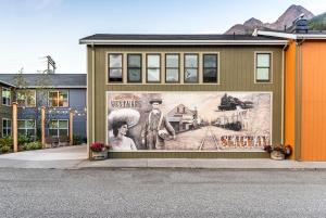 un edificio con un mural en el costado en Westmark Inn Skagway, en Skagway