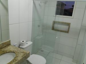 Un baño con ducha, inodoro y lavabo. en Arraial do Cabo - Praia do Pontal, en Arraial do Cabo 21 fotos más