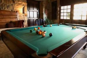 een pooltafel met ballen in een kamer bij Casa do Meio do Povo - Turismo de Habitação in Chaves