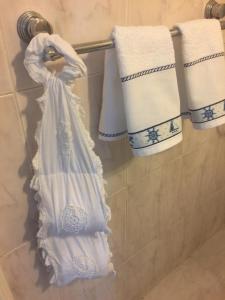 a towel rack with white towels hanging on it at Golf Tower in Atlántida