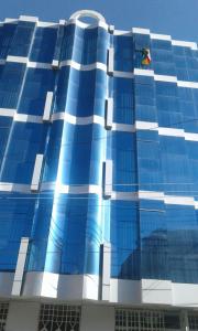 un gran edificio azul con una bandera. en Azul Real, en Oruro