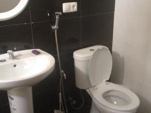 La salle de bains est pourvue de toilettes et d'un lavabo. dans l'établissement Residencial Monte Cara, à Mindelo