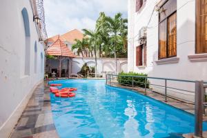 a swimming pool in the middle of a building at Rio 6a homestay in Vung Tau