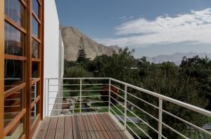 Zen Home & Garden House في سيينيغيلا: بلكونه مطله على جبل