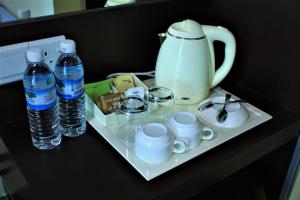 Set per la preparazione di tè e caffè presso Wave View Hotel