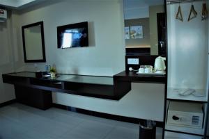 bagno con bancone nero e specchio di Wave View Hotel a Semporna