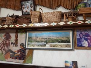 eine Wand mit Gemälden und Bildern darauf in der Unterkunft Dai Yi Shia B&B in Fushi