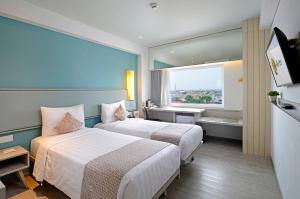 Giường trong phòng chung tại La Lisa Hotel Surabaya