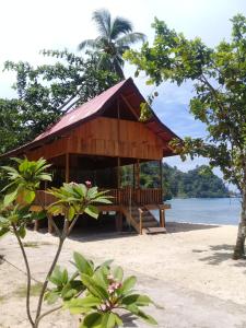 Gallery image of Nusa Nalan Beach Resort in Rumah Olat
