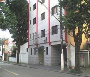budynek po stronie ulicy w obiekcie Hotel Capriccio Mauá w mieście Mauá