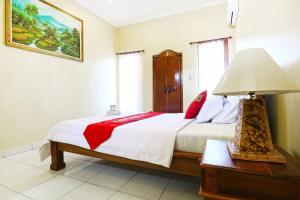 Postel nebo postele na pokoji v ubytování Jungut Guest House Ubud