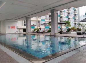 Πισίνα στο ή κοντά στο Best Price Studio Apartment The H Residence near MT Haryono By Travelio