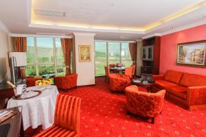 una camera d'albergo con soggiorno arredato con mobili rossi di Marma Hotel Istanbul Asia a Istanbul