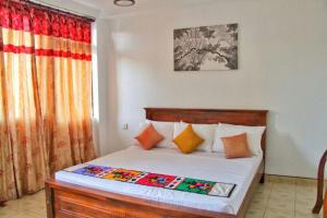 a bedroom with a bed and a window at Luxury apartment The Walkers Nest in Kandy