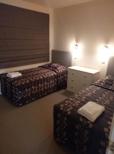 Säng eller sängar i ett rum på Patons Rock Beach Villas