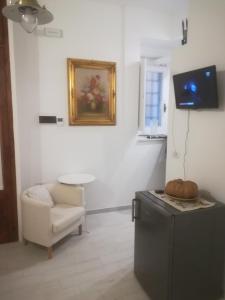 un soggiorno con sedia e tavolo con zucca di Al Centro di Avellino, Casa vacanze Positano ad Avellino