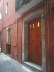 a building with a wooden door on the side of it at Al Centro di Avellino, Casa vacanze Positano in Avellino