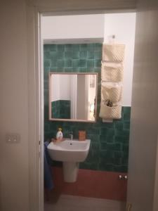 bagno con lavandino e specchio di Al Centro di Avellino, Casa vacanze Positano ad Avellino