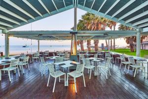 Un restaurante o sitio para comer en RAC Monkey Mia Dolphin Resort