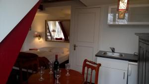cocina con mesa con fregadero y cama en Amsterdam House Hotel, en Ámsterdam 48 fotos más