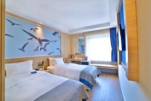 ein Hotelzimmer mit 2 Betten und einem Fenster in der Unterkunft Ramada by Wyndham Istanbul Old City in Istanbul