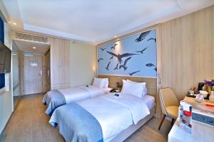 Postel nebo postele na pokoji v ubytování Ramada by Wyndham Istanbul Old City