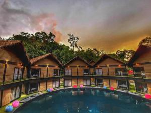 ein Hotel mit einem Pool vor einem Berg in der Unterkunft A Rock Resort Langkawi - Coral Reefs in Kuah